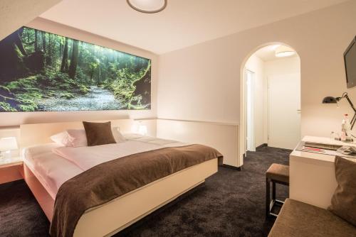 Säng eller sängar i ett rum på Weinstadt Hotel - das Original