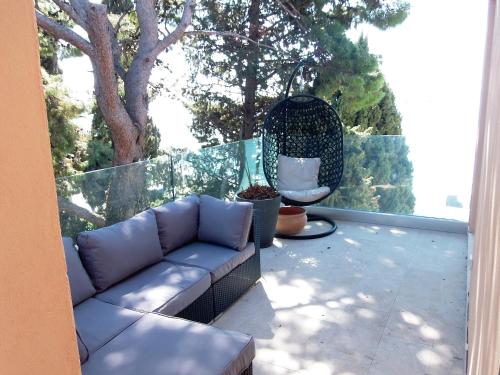 um sofá sentado num pátio ao lado de uma janela em Apartment Splendid em Split