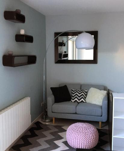 a living room with a couch and a lamp and a mirror at Terrasses De Saint Martin - Très Calme et Agréable avec Grande Terrasse Ombragée - Résidence Privée - Idéalement située - Parking privatif possible in Montélimar