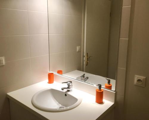 ein Bad mit einem Waschbecken und einem Spiegel in der Unterkunft Terrasses De Saint Martin in Montélimar