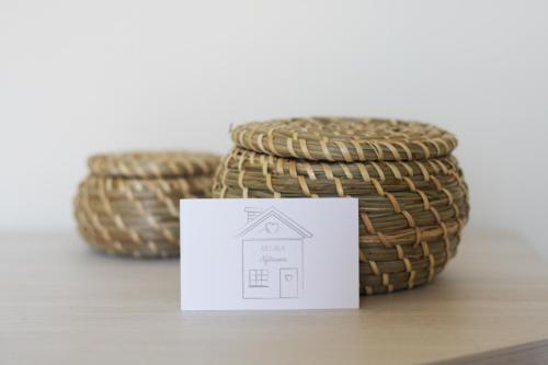 a stack of baskets with a white sign next to it at Mi Casa Affittacamere in Osio Sotto