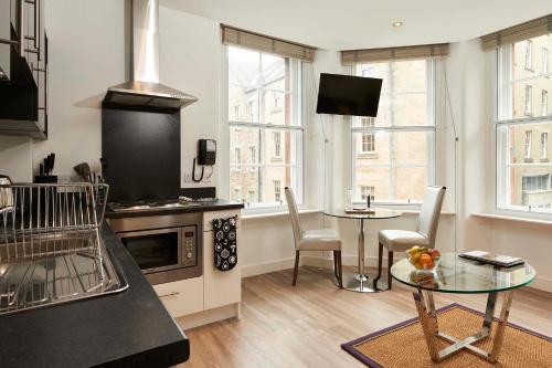 Dapur atau dapur kecil di Braid Apartments by Mansley