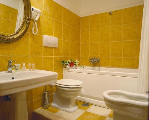 a bathroom with a sink and a toilet and a bath tub at Orange Garden B&B in Rome