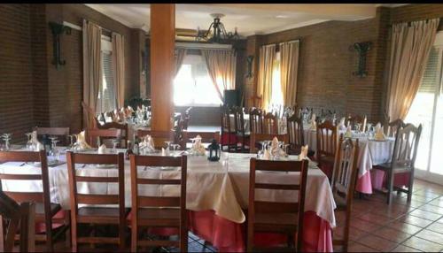 comedor con mesa y sillas con mesas y sillas en Bar Posada Bemi, en Almorox