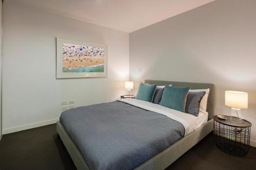 Tempat tidur dalam kamar di Beach Apartment Port Melbourne