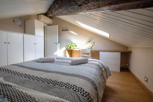 um quarto com uma cama grande num sótão em The Best Rent - Attic Porta Romana em Milão