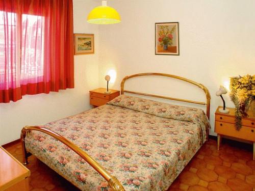 A bed or beds in a room at Lignano Riviera with fireplace & air conditioning