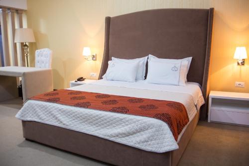 A bed or beds in a room at Santa Quaranta Premium Resort