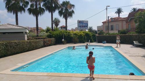 un groupe de personnes dans une piscine dans l'établissement Les Jardins de la Liberté, au Golfe-Juan