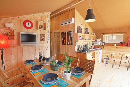 a kitchen and dining room with a table and chairs at Glamping and Mobile Homes Lavanda - Holiday Centre Bi VIllage in Fažana