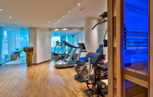 Fitness centrum a/nebo fitness zařízení v ubytování Kriti Beach Hotel