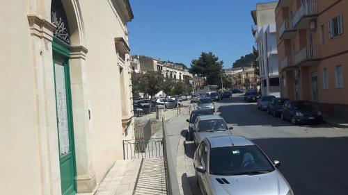 a group of cars parked on the side of a street at Casa Maltese ri Scicli in Scicli