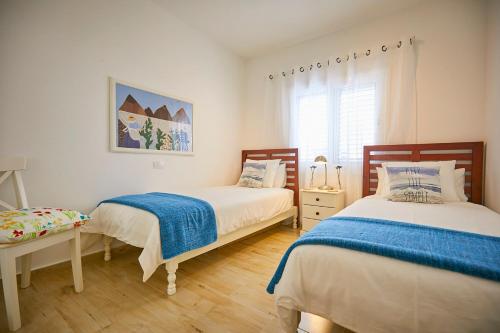 1 dormitorio con 2 camas y ventana en Eco Casa Gaviota en Arrieta