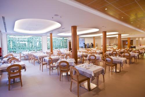 A restaurant or other place to eat at Riviera Beachotel - Adults Recommended