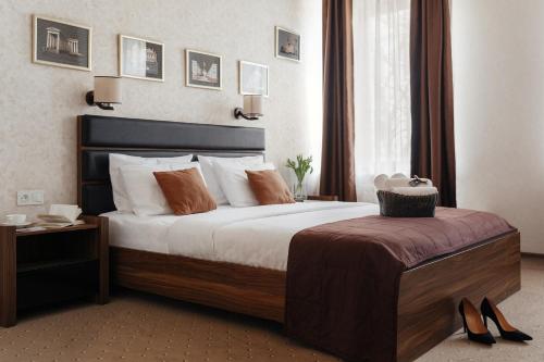 Una cama o camas en una habitación de NoName Hotel Odessa