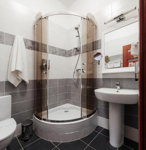 Un baño de NoName Hotel Odessa