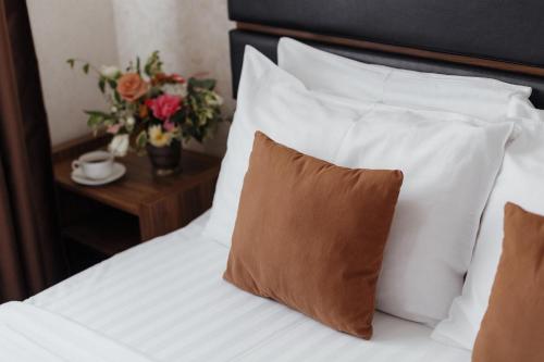 Una cama o camas en una habitación de NoName Hotel Odessa