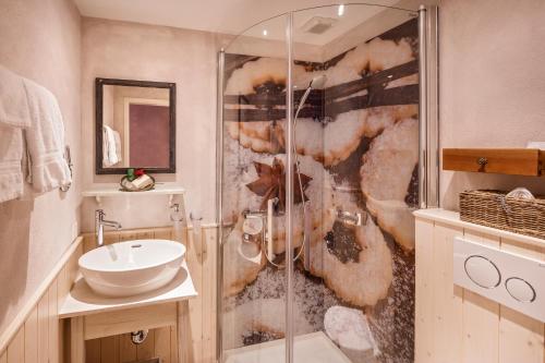 ein Bad mit einer Dusche mit einem Pferd in der Unterkunft Hotel & Restaurant zum Beck in Stansstad