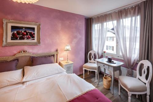 - une chambre avec un lit, une table et des chaises dans l'établissement Hotel & Restaurant zum Beck, à Stansstad