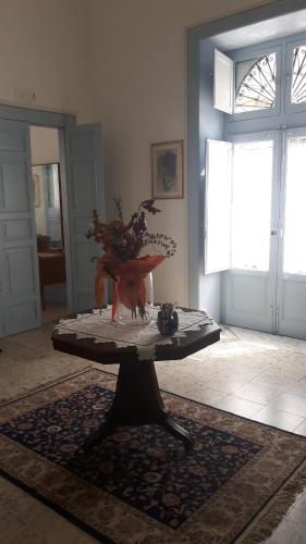 a living room with a table with a vase on it at Casa Maltese ri Scicli in Scicli