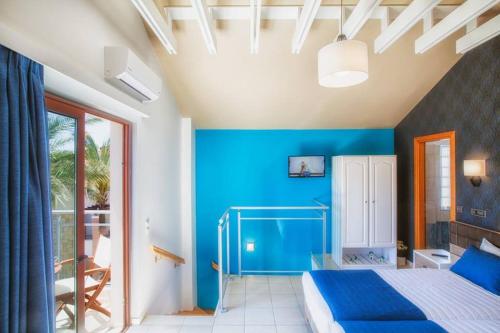 Postel nebo postele na pokoji v ubytování Kallitsakis Beach
