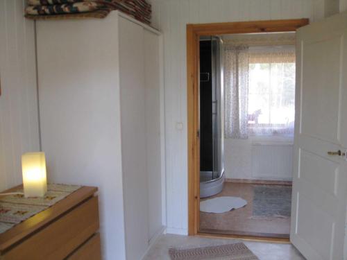 La salle de bains est pourvue de toilettes, d'une fenêtre et d'une porte. dans l'établissement Tildas Urshult, à Urshult