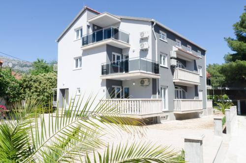 奧瑞比克的住宿－Villa Franka，海滩上种有植物的白色建筑