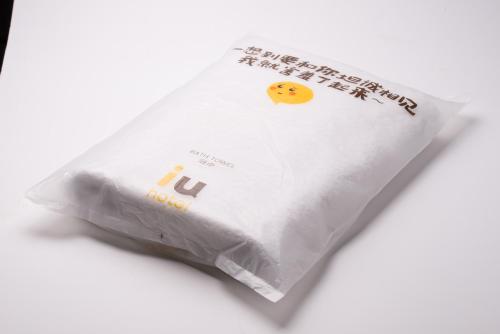 a white bag sitting on top of a table at IU Hotel Chizhou Xiushanmen in Chizhou