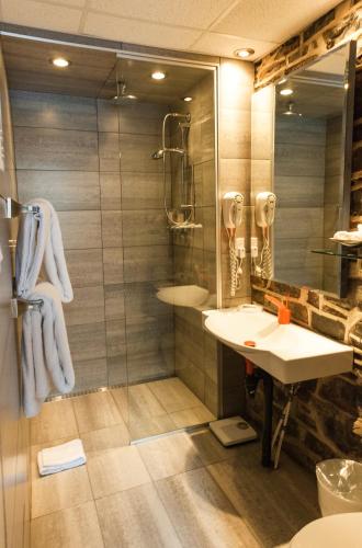 a bathroom with a sink and a shower at Auberge Place d'Armes in Quebec City