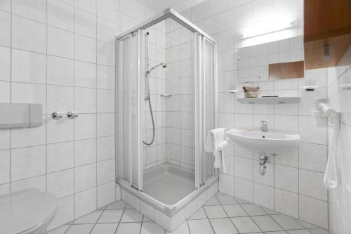 Ein Badezimmer in der Unterkunft Hotel zum Taufstein