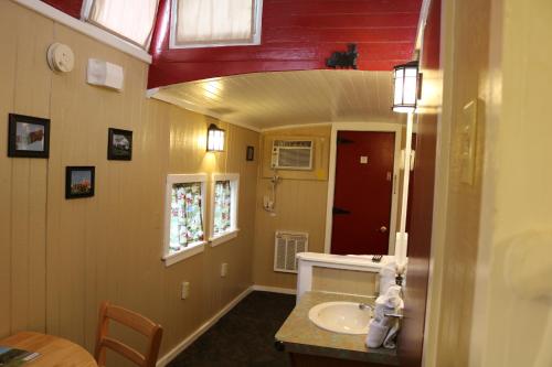 Kylpyhuone majoituspaikassa Red Caboose Motel & Restaurant