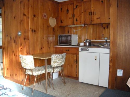 Kuchyň nebo kuchyňský kout v ubytování Bass River Motel