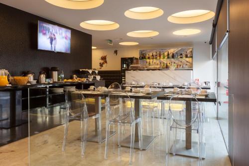 a dining room with a table and chairs at Faro Boutique Hotel in Faro