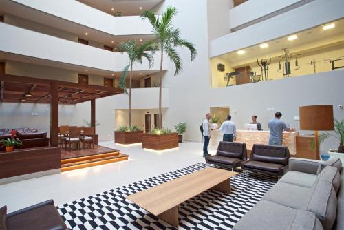 un hall d'un hôtel avec des personnes debout dans le hall dans l'établissement Marano Hotel, à Salvador
