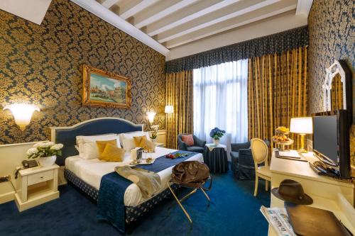 Pokój hotelowy z łóżkiem i biurkiem w obiekcie Duodo Palace w Wenecji