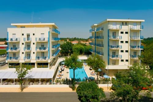 eine Luftansicht von zwei Apartmentgebäuden und einem Pool in der Unterkunft Hotel Miami in Lido di Jesolo