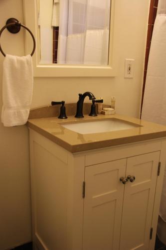 a bathroom with a sink and a mirror at Sea Horse Resort in San Clemente