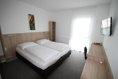 Postel nebo postele na pokoji v ubytování Bernstein-Motel Marchegg