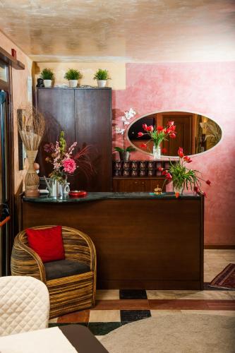 a salon with a chair and a mirror at Hotel Al Ritrovo in Piazza Armerina