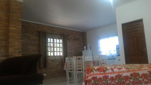 a living room with a bed and a brick wall at Recanto Vendramel Bezerra in Jijoca de Jericoacoara