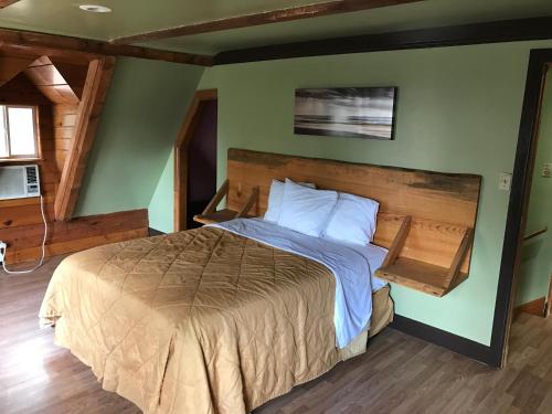 a bedroom with a bed in a room with green walls at Mountain Trail Lodge and Vacation Rentals in Oakhurst
