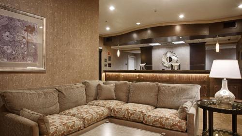 Χώρος καθιστικού στο Best Western Plus Texarkana Inn and Suites