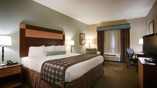 Ένα ή περισσότερα κρεβάτια σε δωμάτιο στο Best Western Plus Texarkana Inn and Suites
