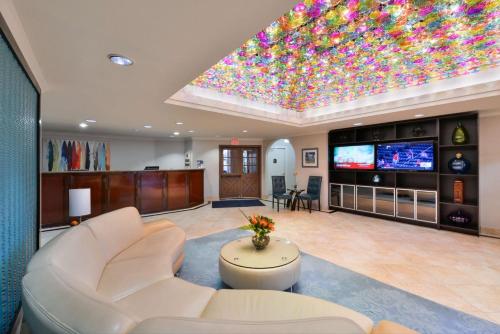 a large living room with a ceiling with a colorful ceiling at Best Western PLUS La Mesa San Diego in La Mesa