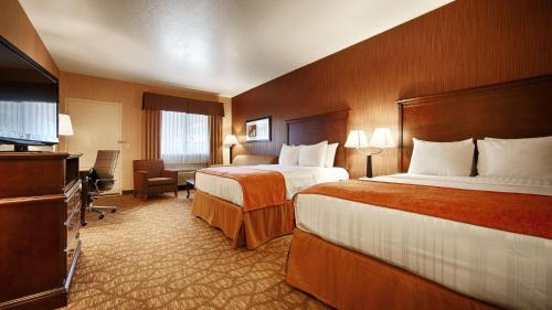 Un pat sau paturi într-o cameră la Best Western San Dimas Hotel & Suites