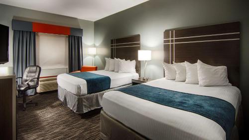 Postel nebo postele na pokoji v ubytování Best Western Elkhart Inn & Suites