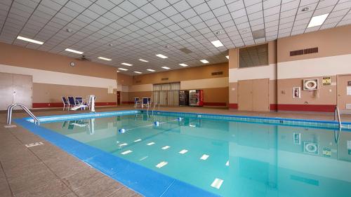 a large swimming pool in a large building at Rock Island Inn & Suites Marshalltown in Marshalltown