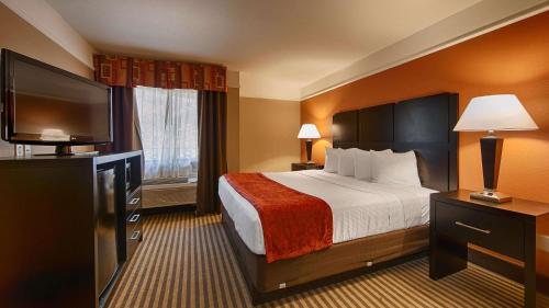 una camera con letto e TV a schermo piatto di Best Western Bayou Inn and Suites a Lake Charles