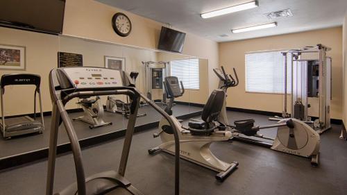 Best Western Plus Blaine at the National Sports Centerにあるフィットネスセンターまたはフィットネス設備