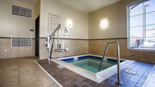 a large bathroom with a tub with a shower at Best Western Shelby Inn & Suites in Shelby